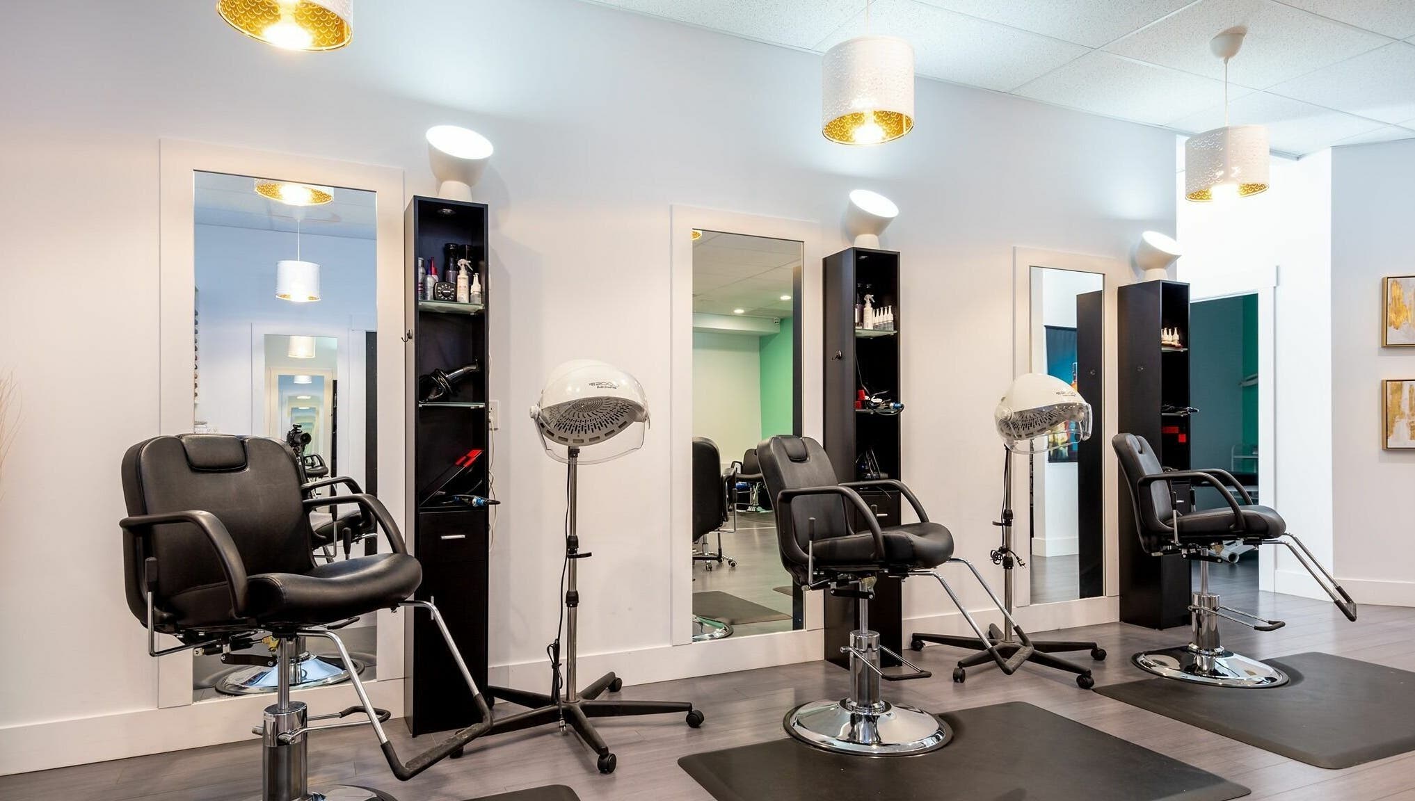 Sleek styling stations at Le Salon Dieppe, Dieppe, New Brunswick, CA, showcasing modern salon chairs and equipment.