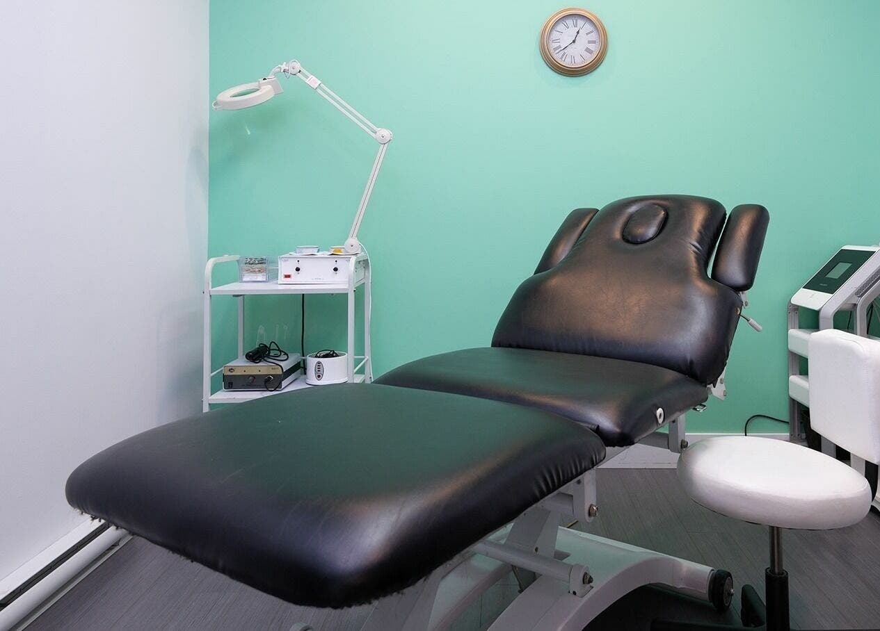 Modern treatment room at Le Salon Dieppe, Dieppe, New Brunswick, CA, featuring a sleek black chair for ultimate comfort.