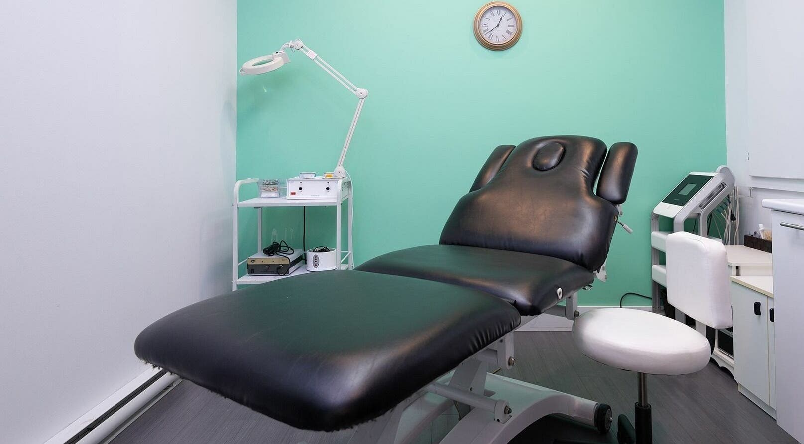 Modern treatment room at Le Salon Dieppe, Dieppe, New Brunswick, CA, featuring a sleek black chair for ultimate comfort.