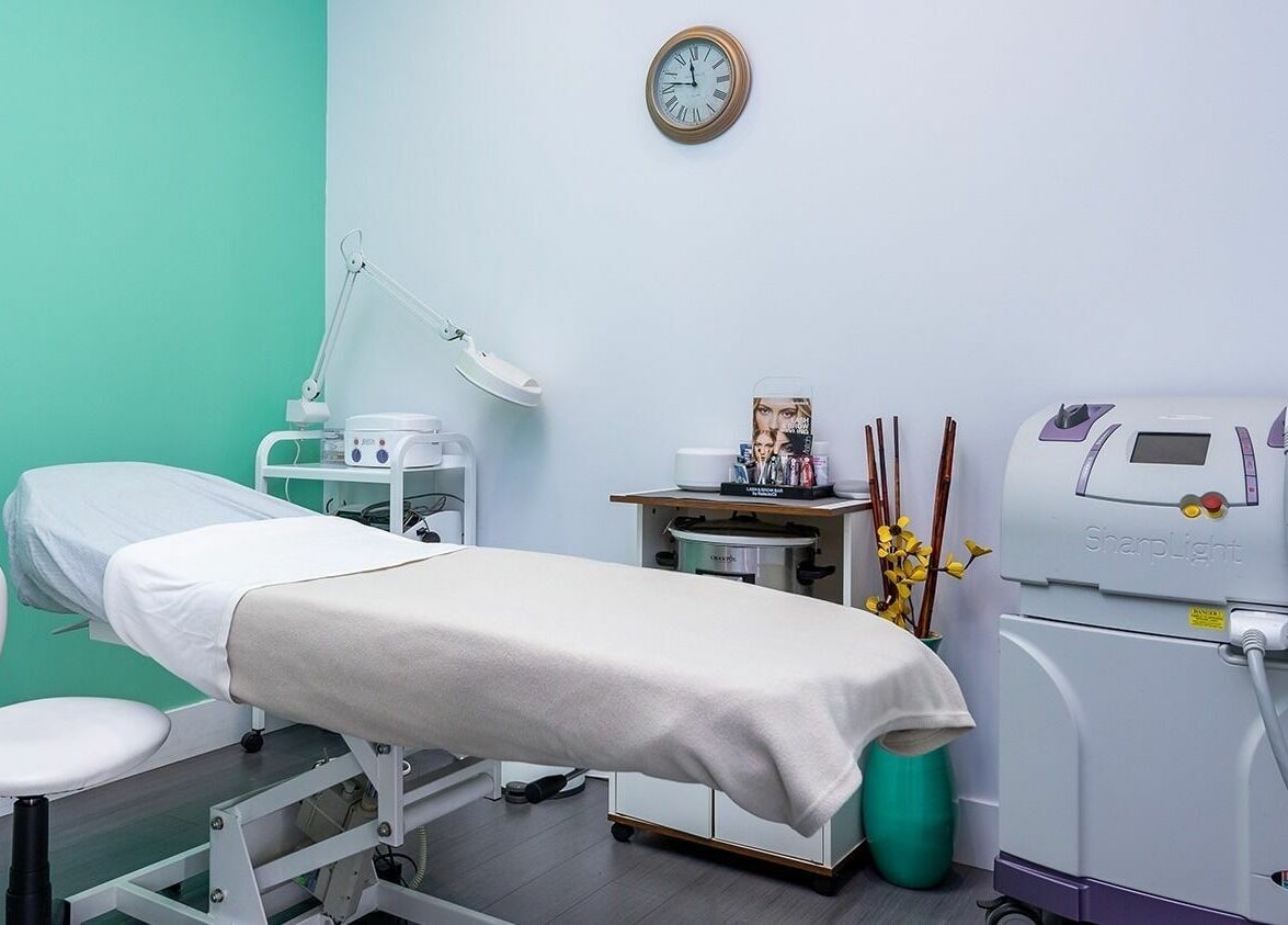 Le Salon Dieppe's serene treatment room in Dieppe, New Brunswick, CA with modern equipment and decor.