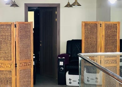 Elegant partition at Tajriba Mithaliya Men Personal Care in Ajman, whispering tranquility and style.