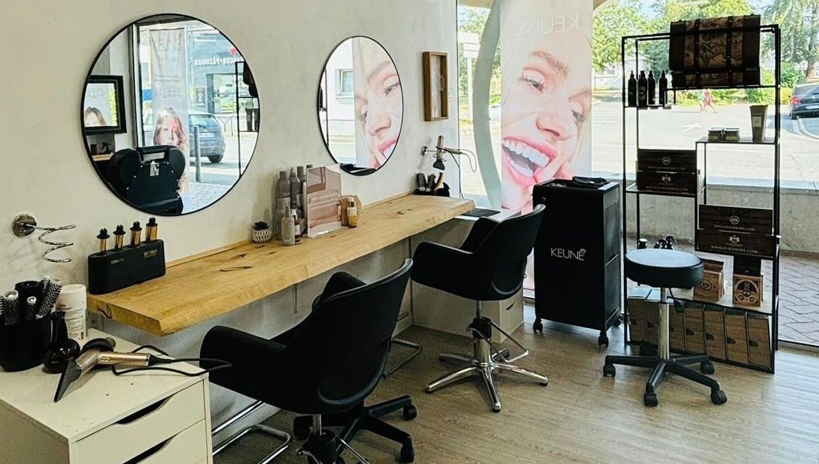 Salon chic et moderne de Newstyl à Loireauxence, Pays De La Loire, FR, ambiance chaleureuse et accueillante.