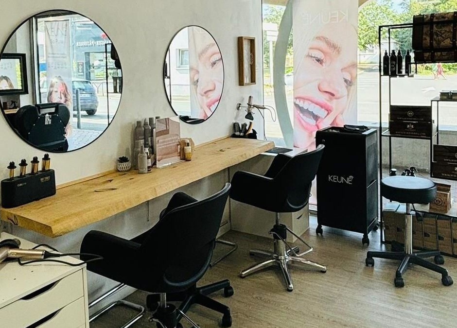 Salon chic et moderne de Newstyl à Loireauxence, Pays De La Loire, FR, ambiance chaleureuse et accueillante.