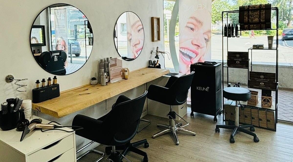 Salon chic et moderne de Newstyl à Loireauxence, Pays De La Loire, FR, ambiance chaleureuse et accueillante.