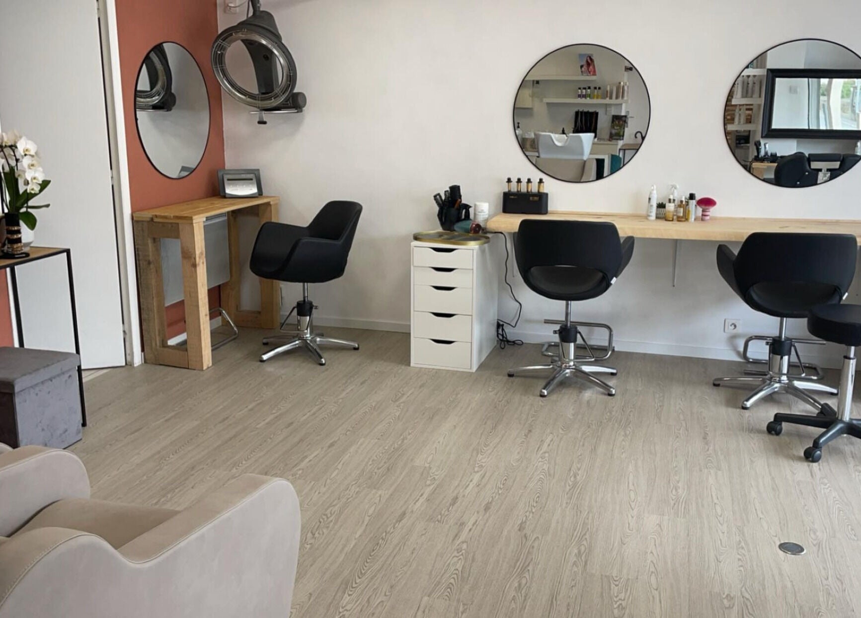 Intérieur élégant du salon Newstyl à Loireauxence, Pays De La Loire, FR, avec miroirs ronds et chaises modernes.