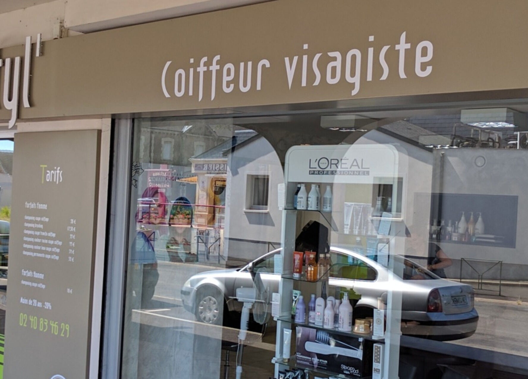 Façade de Newstyl, coiffeur visagiste à Loireauxence, Pays De La Loire, FR. Vitrine élégante et accueillante.