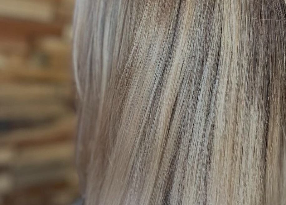 Cheveux blonds éclatants au salon Newstyl, Loireauxence, Pays De La Loire, FR.