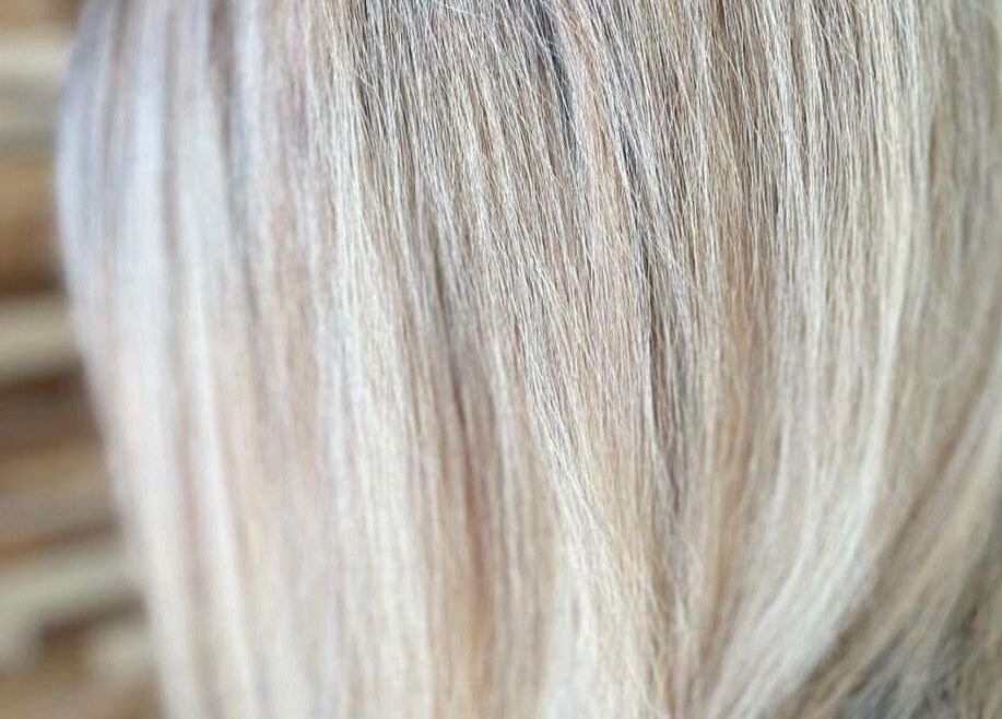 Couleur blond clair soignée à Newstyl à Loireauxence, Pays De La Loire, FR.