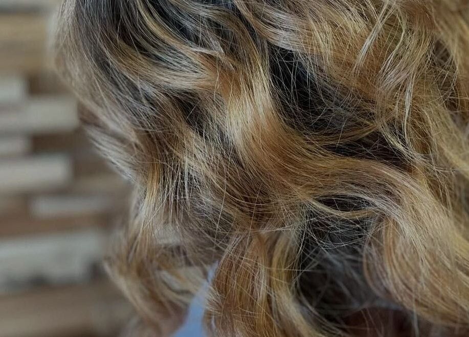 Chevelure ondulée dorée chez Newstyl, Loireauxence, Pays De La Loire, FR, style moderne et élégant.