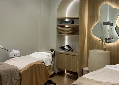 Cozy Skin Central treatment room in Batam, Kepulauan Riau, ID featuring elegant decor and spa beds.