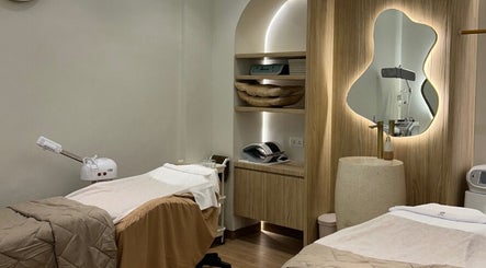 Cozy Skin Central treatment room in Batam, Kepulauan Riau, ID featuring elegant decor and spa beds.