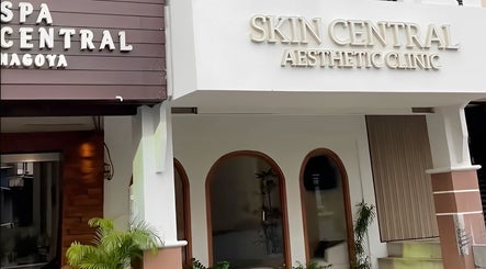 Front view of Skin Central Aesthetic Clinic in Batam, Kepulauan Riau, ID, showcasing elegant design.