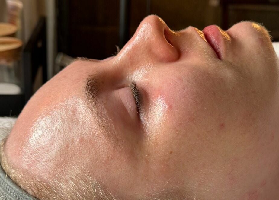 Relaxing facial treatment at The Mulberry Tree spa in Radwinter, England, GB.