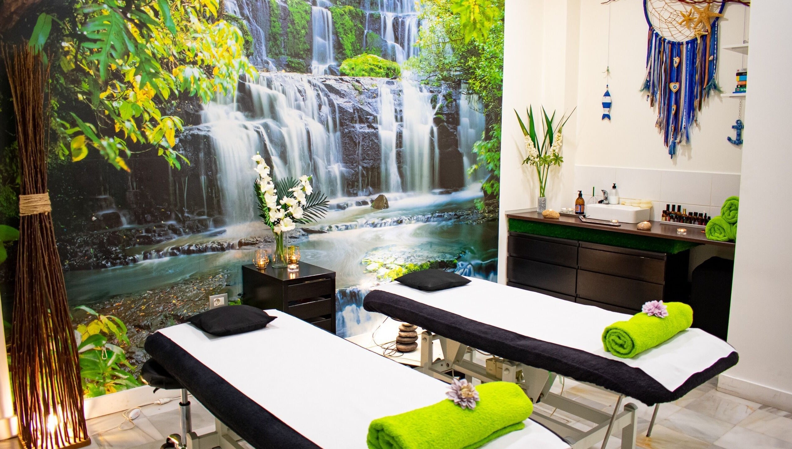 Sala de masaje en Hit Global Therapy | Massage & Wellness Tenerife en Arona, ES, con ambiente natural de cascada.