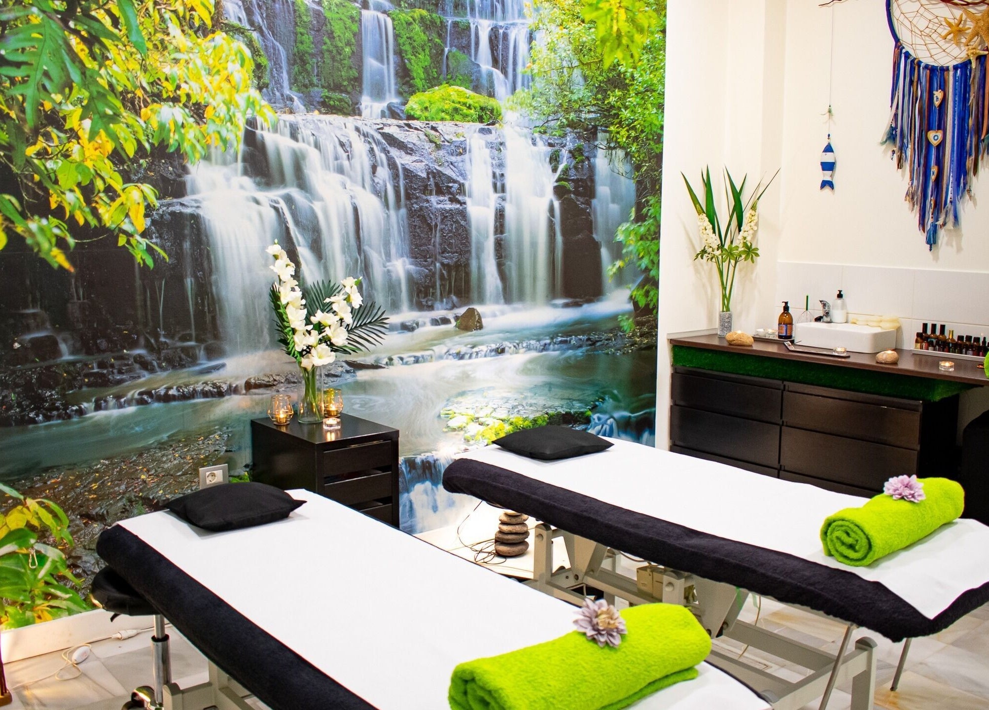 Sala de masaje en Hit Global Therapy | Massage & Wellness Tenerife en Arona, ES, con ambiente natural de cascada.