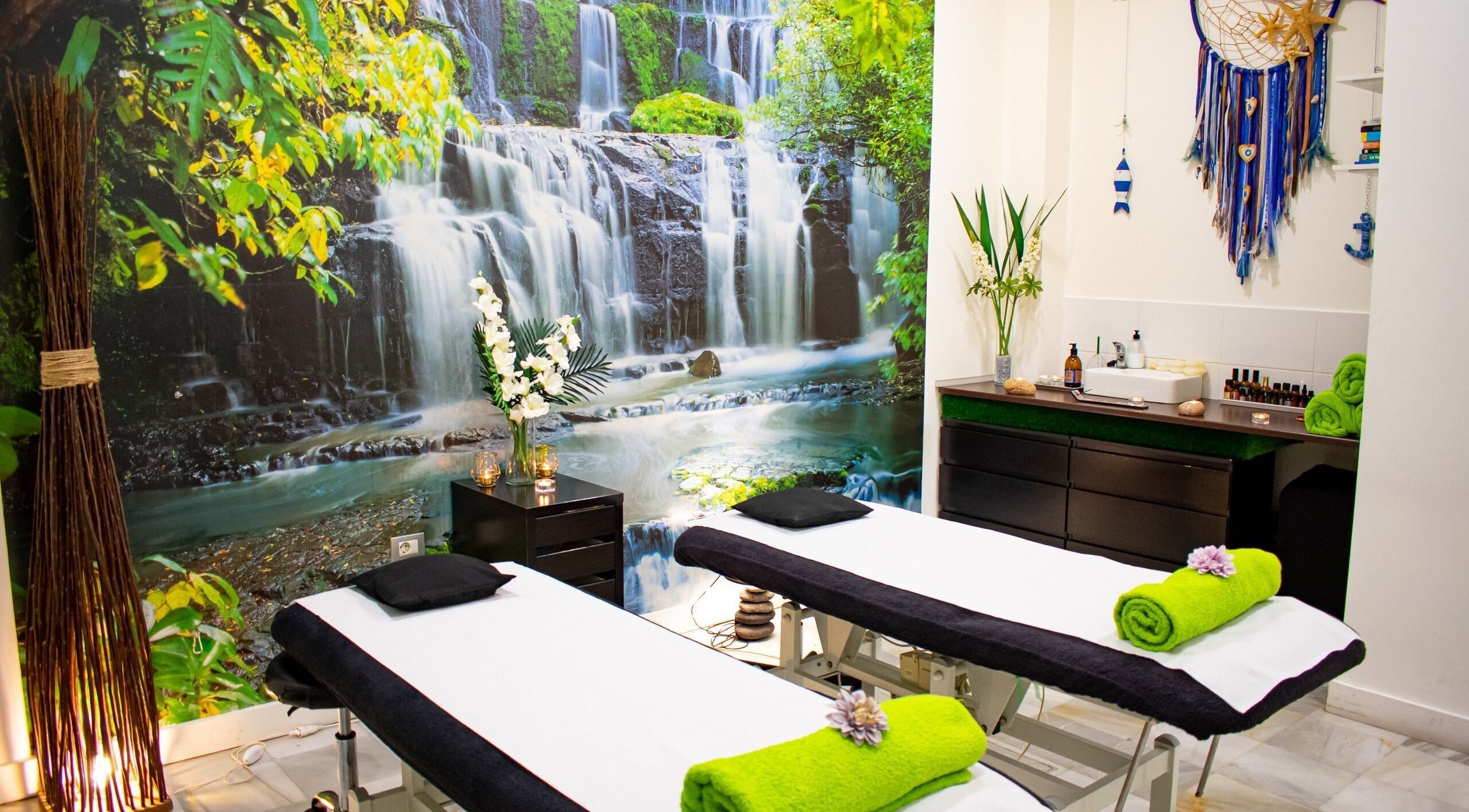 Sala de masaje en Hit Global Therapy | Massage & Wellness Tenerife en Arona, ES, con ambiente natural de cascada.