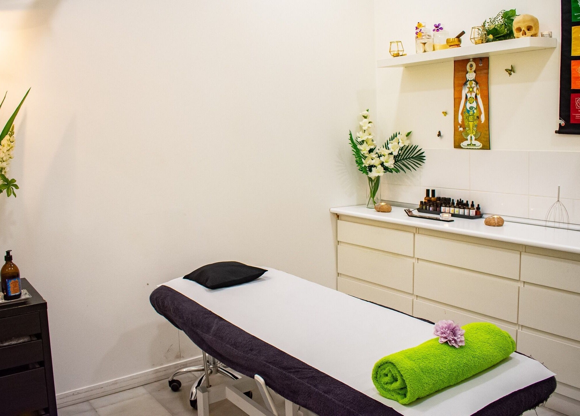 Sala de masaje en Hit Global Therapy | Massage & Wellness Tenerife en Arona, ES con ambiente relajante y decorativo.