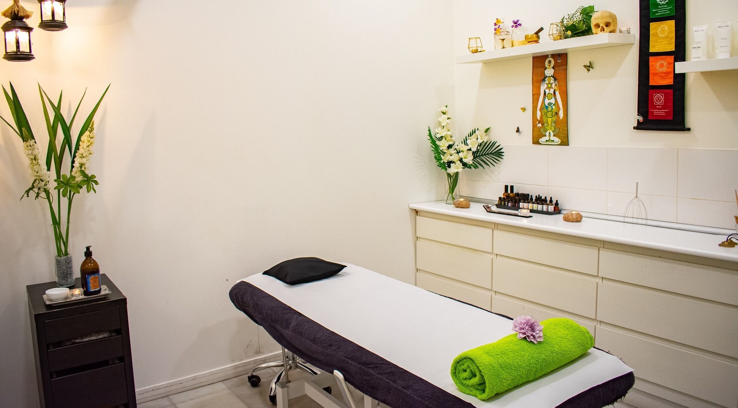 Sala de masaje en Hit Global Therapy | Massage & Wellness Tenerife en Arona, ES con ambiente relajante y decorativo.