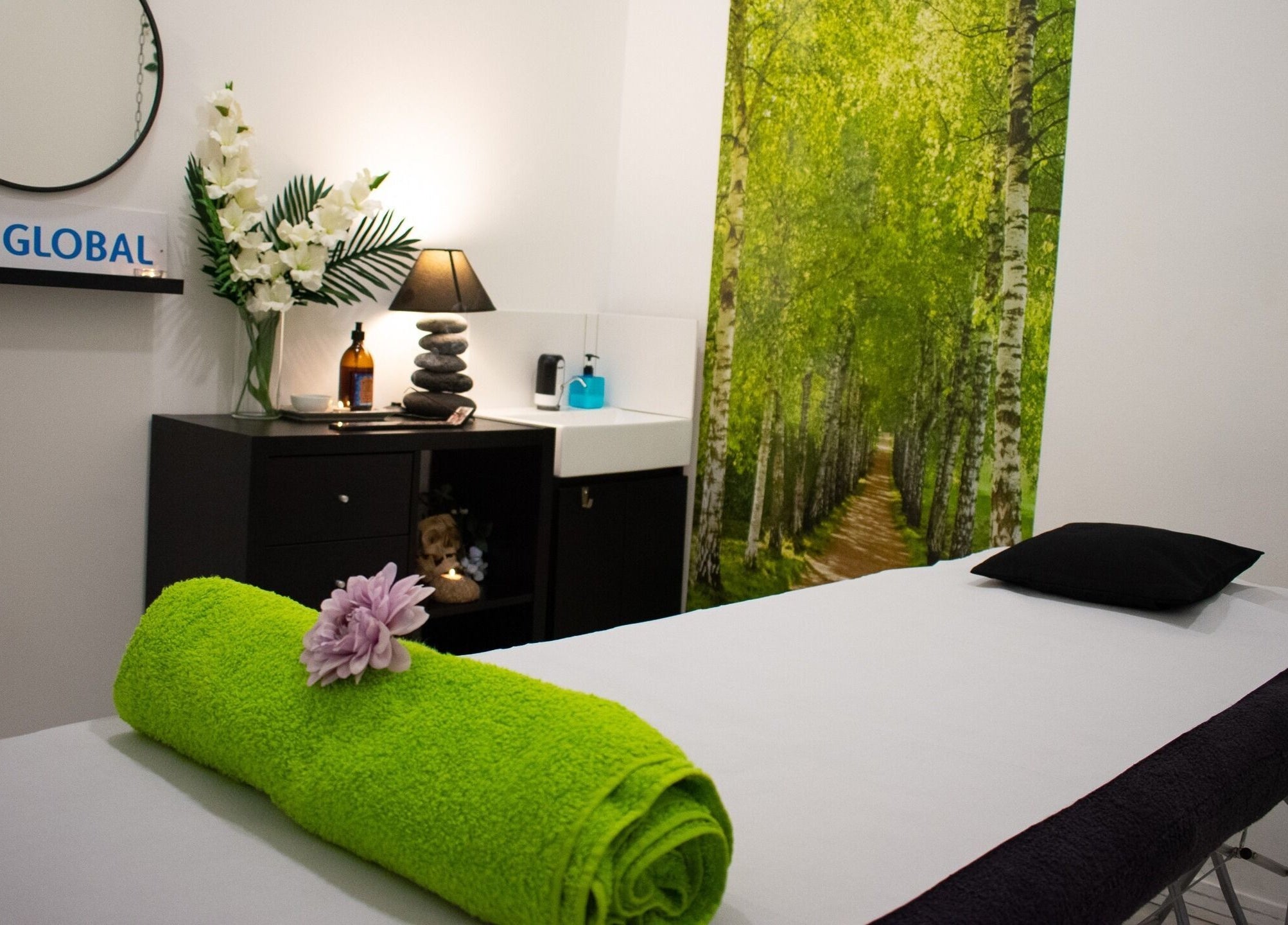 Sala de masajes en Hit Global Therapy | Massage & Wellness Tenerife, Arona, ES, con decoración natural y acogedora.