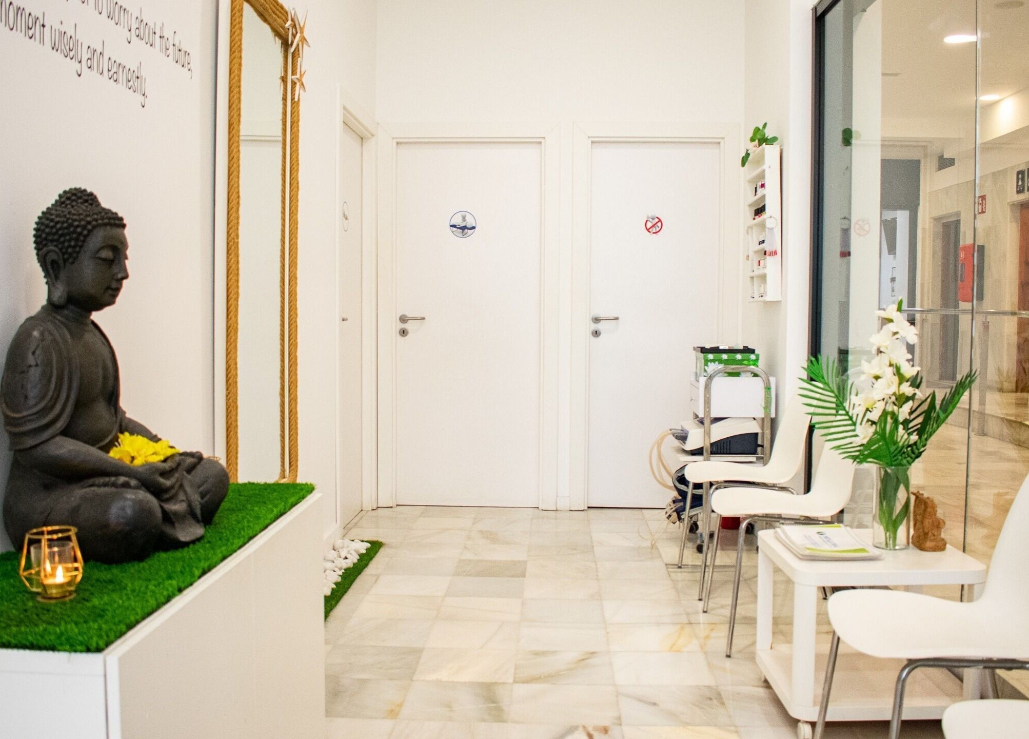 Rincón sereno en Hit Global Therapy | Massage & Wellness Tenerife, Arona, ES, con estatua de Buda y decoración relajante.