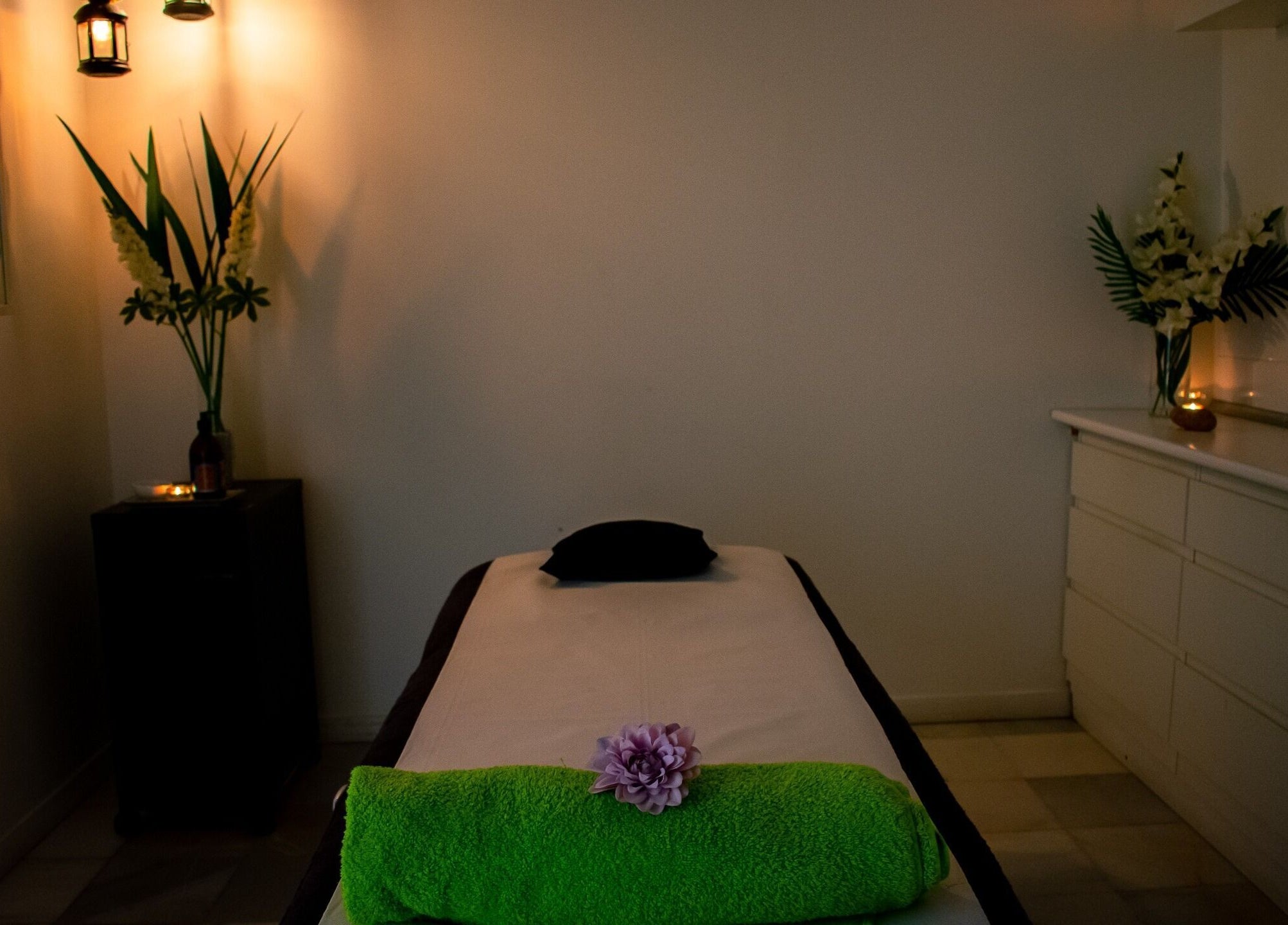 Sala de masajes acogedora en Hit Global Therapy | Massage & Wellness Tenerife, Arona, ES.