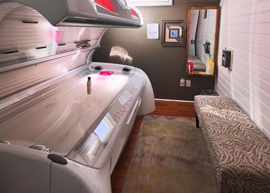 Relaxing tanning room at Tan'd by Alena, Mamaroneck, New York, US, offering wellness and beauty services.