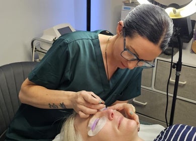 A beautician enhances lashes at Serendipity Beauty, Douglas, GB, providing exceptional eye treatments.