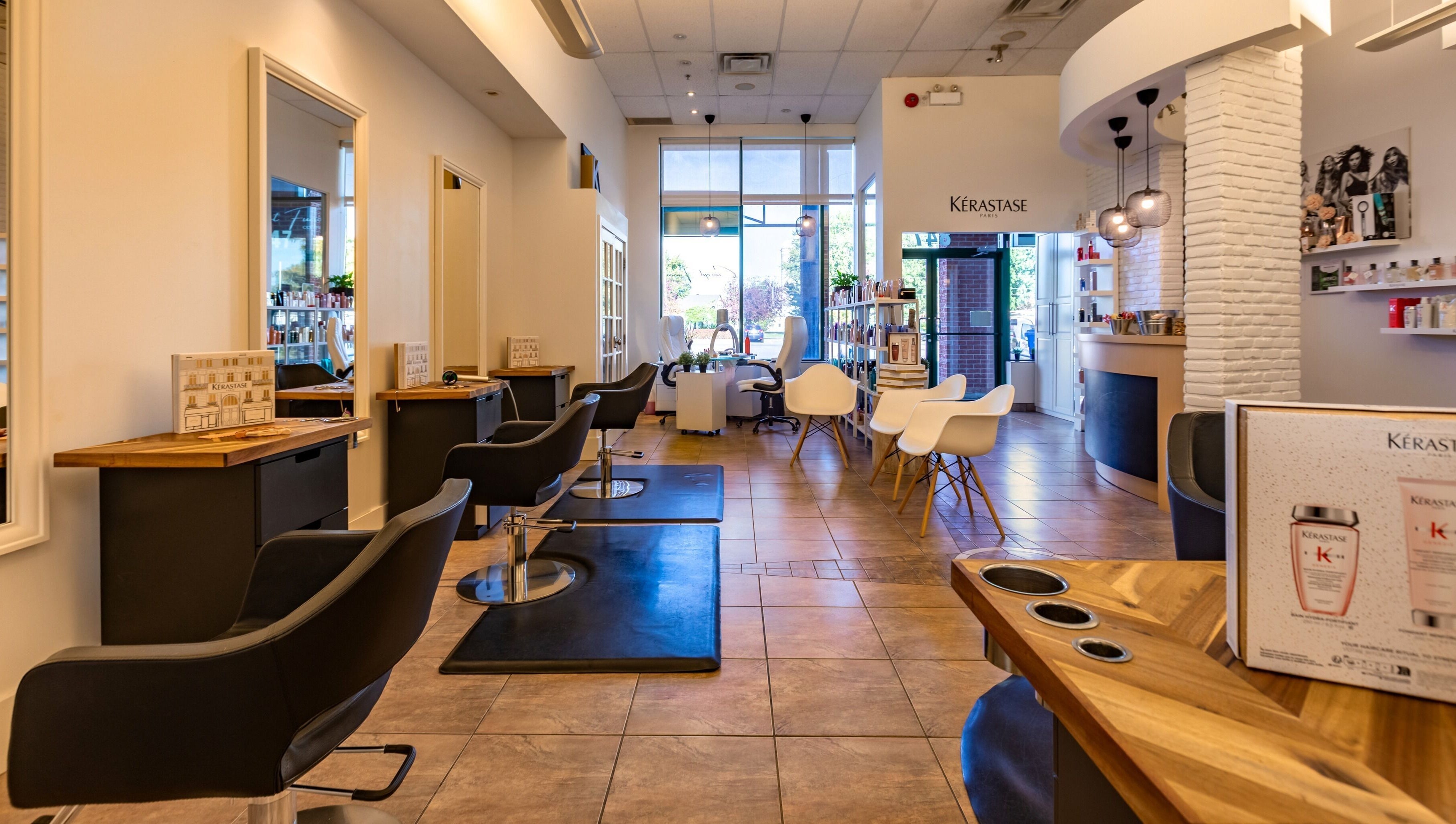 Intérieur élégant du Concept Fuzion Coiffure à Beloeil, Québec, CA, avec chaises modernes et déco raffinée.