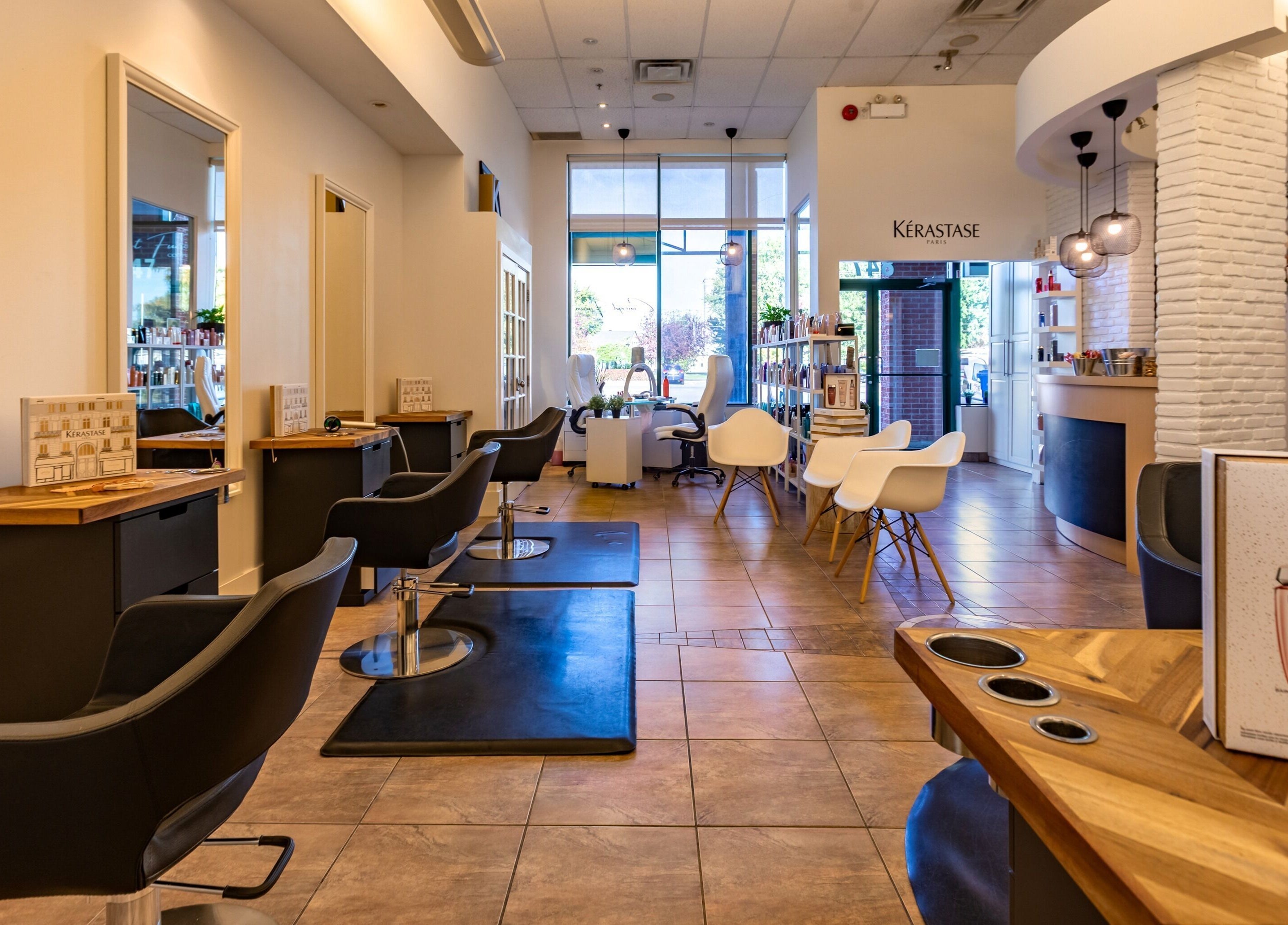 Intérieur élégant du Concept Fuzion Coiffure à Beloeil, Québec, CA, avec chaises modernes et déco raffinée.