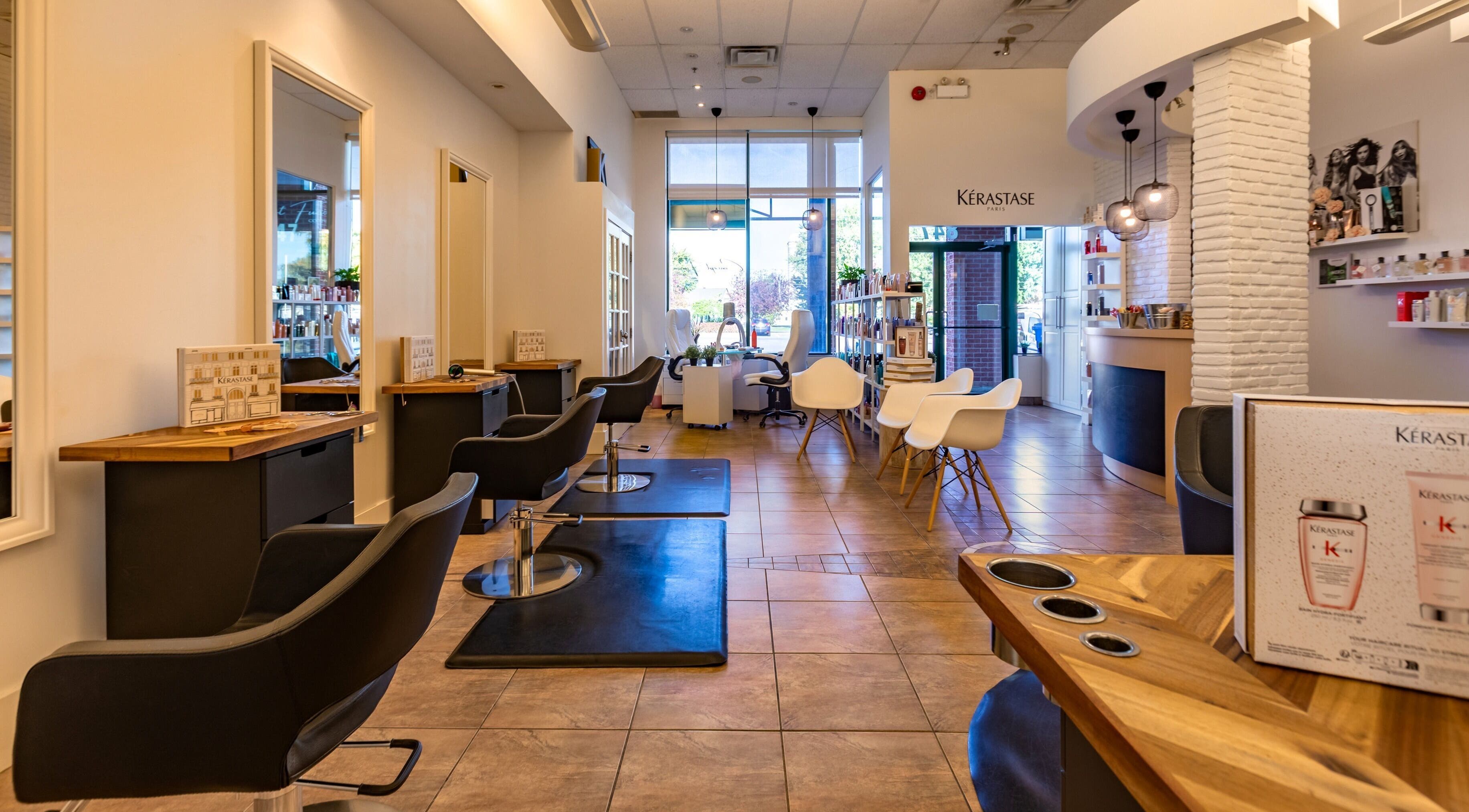Intérieur élégant du Concept Fuzion Coiffure à Beloeil, Québec, CA, avec chaises modernes et déco raffinée.