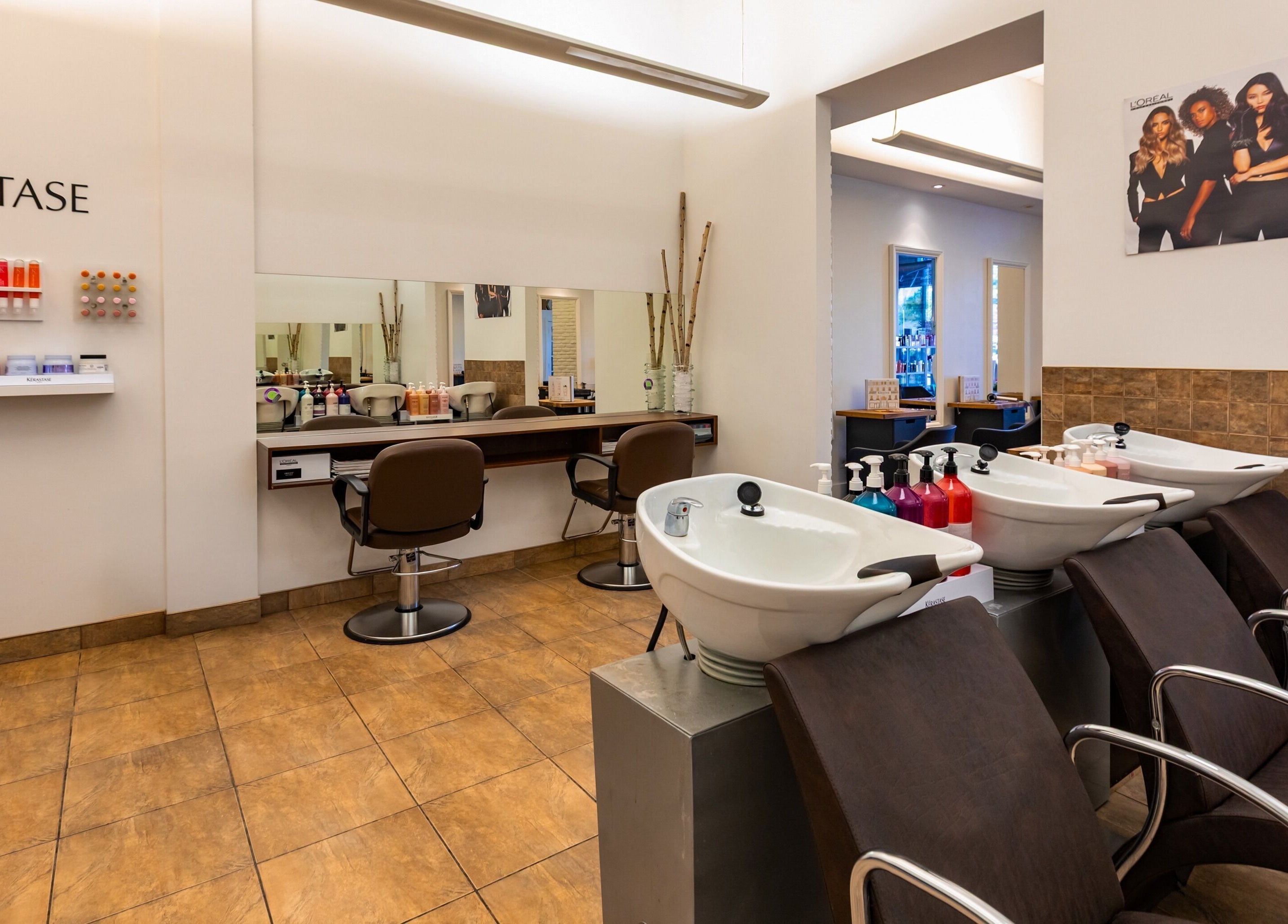 Salle de coiffure élégante chez Concept Fuzion Coiffure, Beloeil, Québec, CA avec équipements modernes.