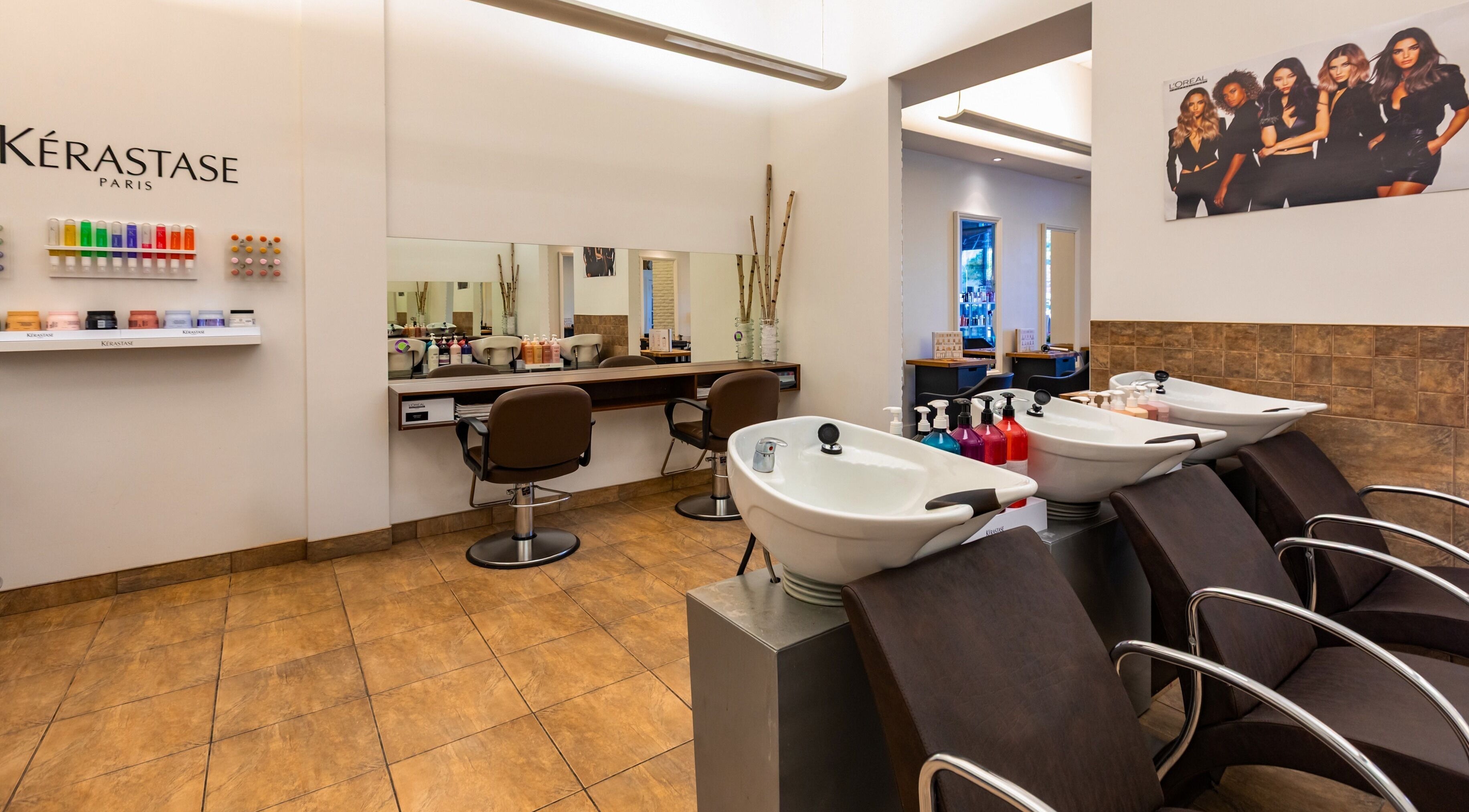 Salle de coiffure élégante chez Concept Fuzion Coiffure, Beloeil, Québec, CA avec équipements modernes.