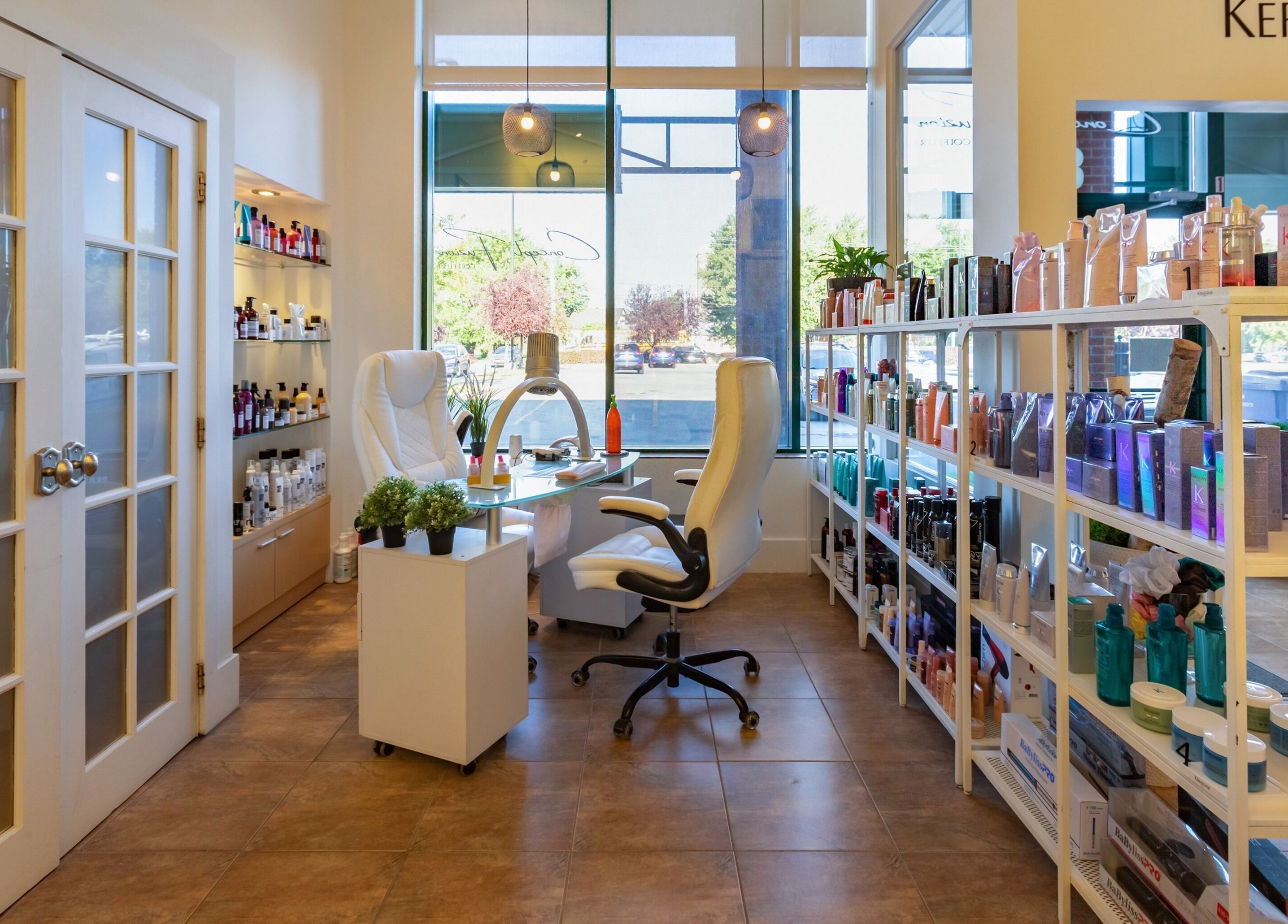 Salon moderne de Concept Fuzion Coiffure à Beloeil, Québec, CA avec une lumière naturelle.