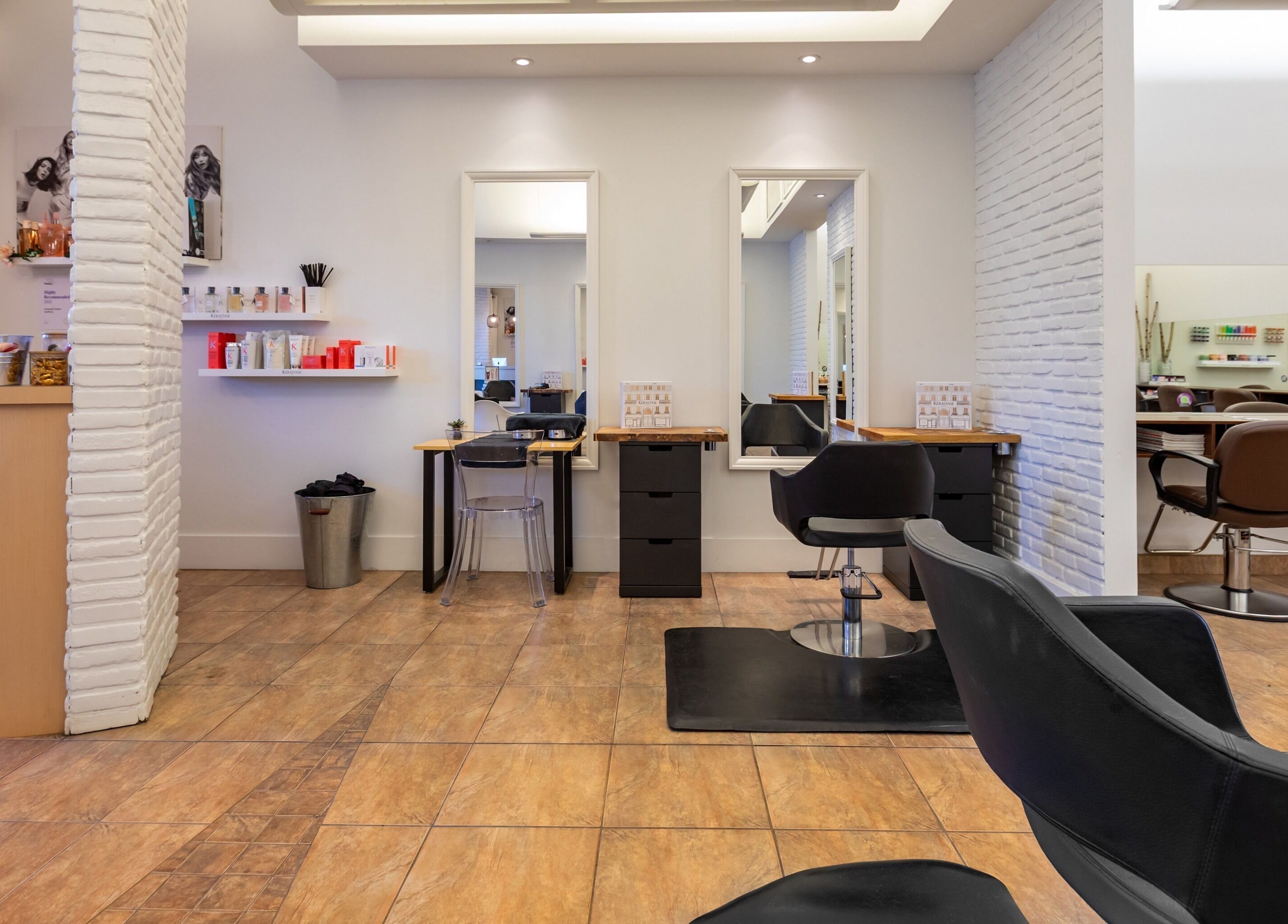 Intérieur moderne du salon Concept Fuzion Coiffure à Beloeil, Québec, CA, avec des chaises stylées et miroirs.