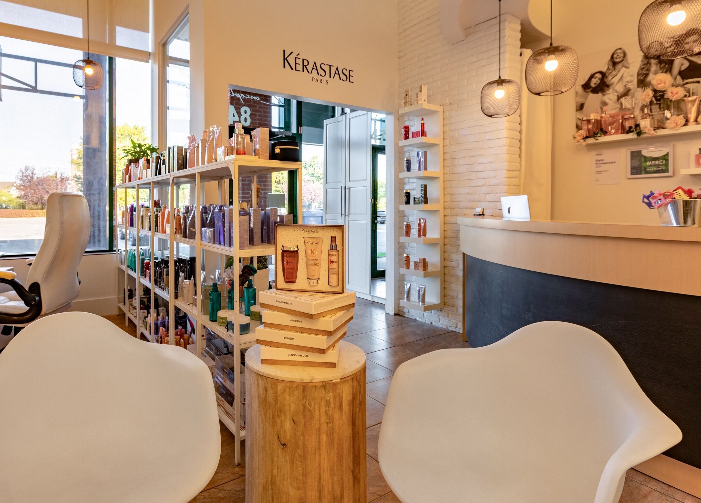 Intérieur de Concept Fuzion Coiffure à Beloeil, Québec, CA, avec des produits de beauté exposés.