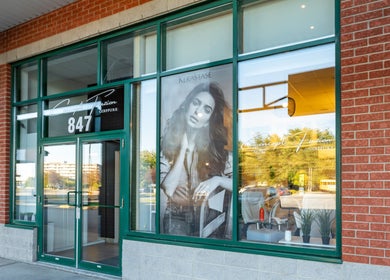 Entrée moderne de Concept Fuzion Coiffure à Beloeil, Québec, CA, vue extérieure lumineuse.