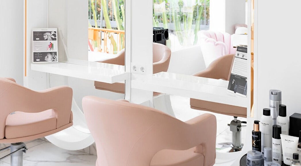 Sillas de salón en Femme Beauty, Marbella, Andalucía, ES. Ambiente moderno y cuidado profesional.