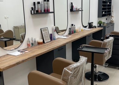 Moderna unutrašnjost QUINTESSA LUXURY SALON u Stara Pazova, Vojvodina, RS s luksuznim namještajem.