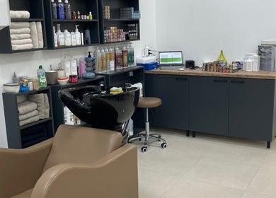 Elegantan interijer QUINTESSA LUXURY SALON u Stara Pazova, Vojvodina, RS s modernom opremom za njegu kose.
