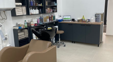 Elegantan interijer QUINTESSA LUXURY SALON u Stara Pazova, Vojvodina, RS s modernom opremom za njegu kose.