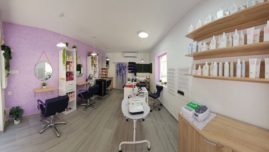 Aura Hair & Nails image 1