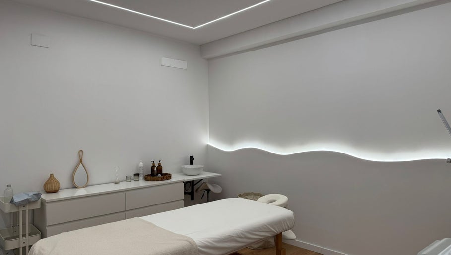 Sala de tratamento relaxante no Beauty, please, em Setúbal, Setúbal, PT, com iluminação suave e elegante.