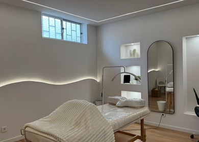 Sala de tratamento relaxante em Beauty, Please, Setúbal, Setúbal, PT com decoração elegante.