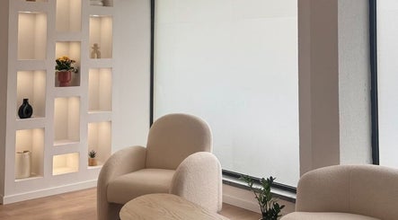 Espaço sereno no Beauty, please Setúbal, Setúbal, PT, com cadeiras confortáveis e decoração iluminada.