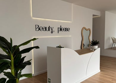 Recepção moderna do Beauty, please em Setúbal, Setúbal, PT, com decoração minimalista.