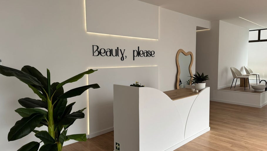 Recepção moderna de 'Beauty, please' em Setúbal, Setúbal, PT, com planta e espelho elegante.