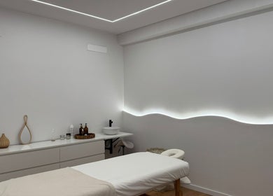 Sala de tratamento serena em 'Beauty, Please', Setúbal, Setúbal, PT, com iluminação suave e decoração moderna.