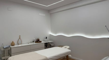 Sala de tratamento serena em 'Beauty, Please', Setúbal, Setúbal, PT, com iluminação suave e decoração moderna.