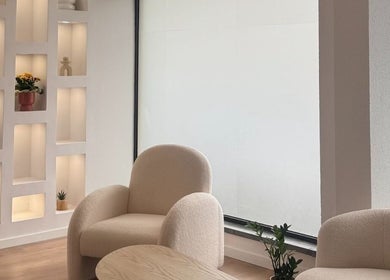 Sala de espera elegante em 'Beauty, please', Setúbal, Setúbal, PT com poltronas confortáveis e decoração minimalista.