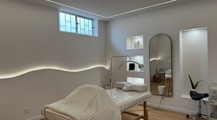 Sala de tratamento serena no Beauty, Please em Setúbal, Setúbal, PT, com design minimalista.